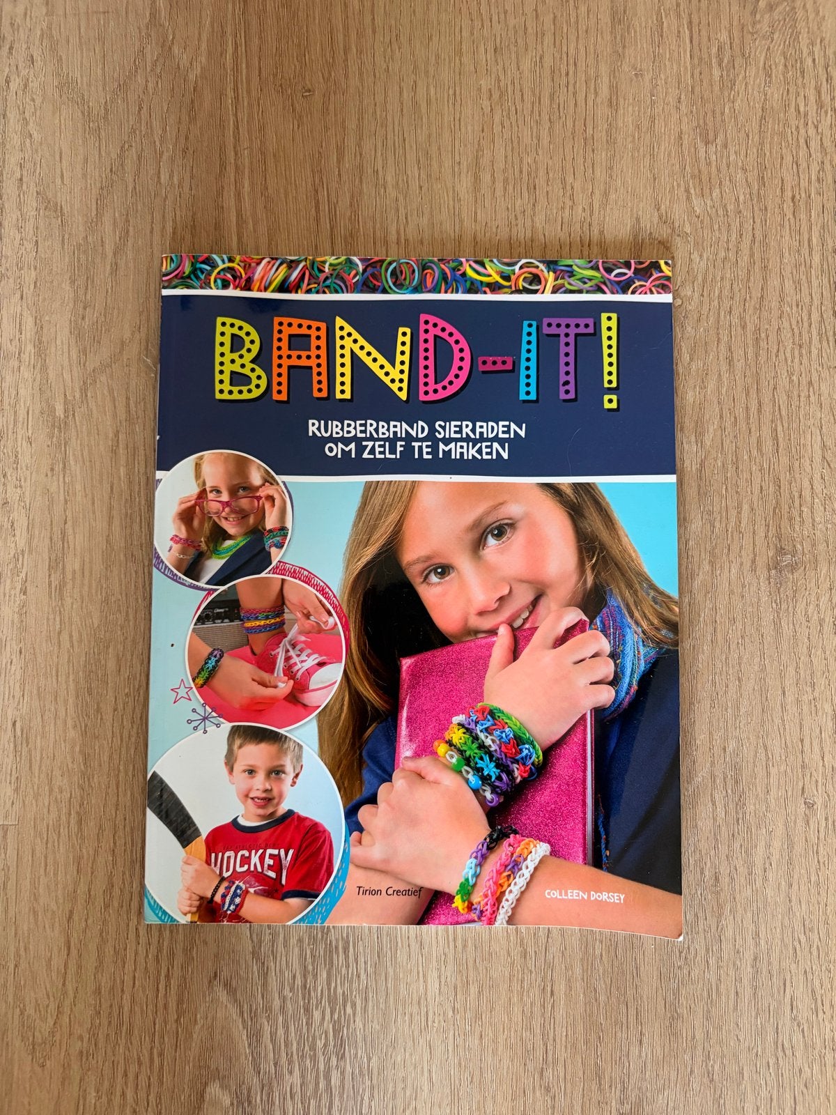 Boek Band-it! Loom bandjes boek., Ophalen of Verzenden, Zo goed als nieuw, Overige typen