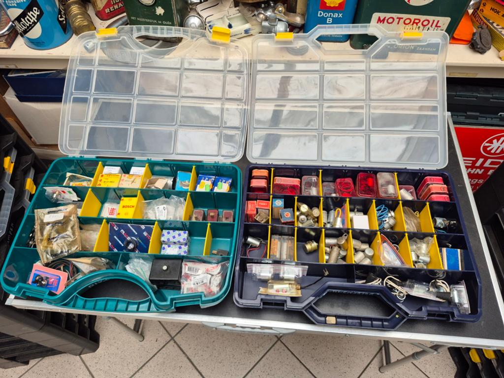 2 sorteerbakken met condensators contactpunten enz nos, Ophalen of Verzenden, Nieuw, Overige merken