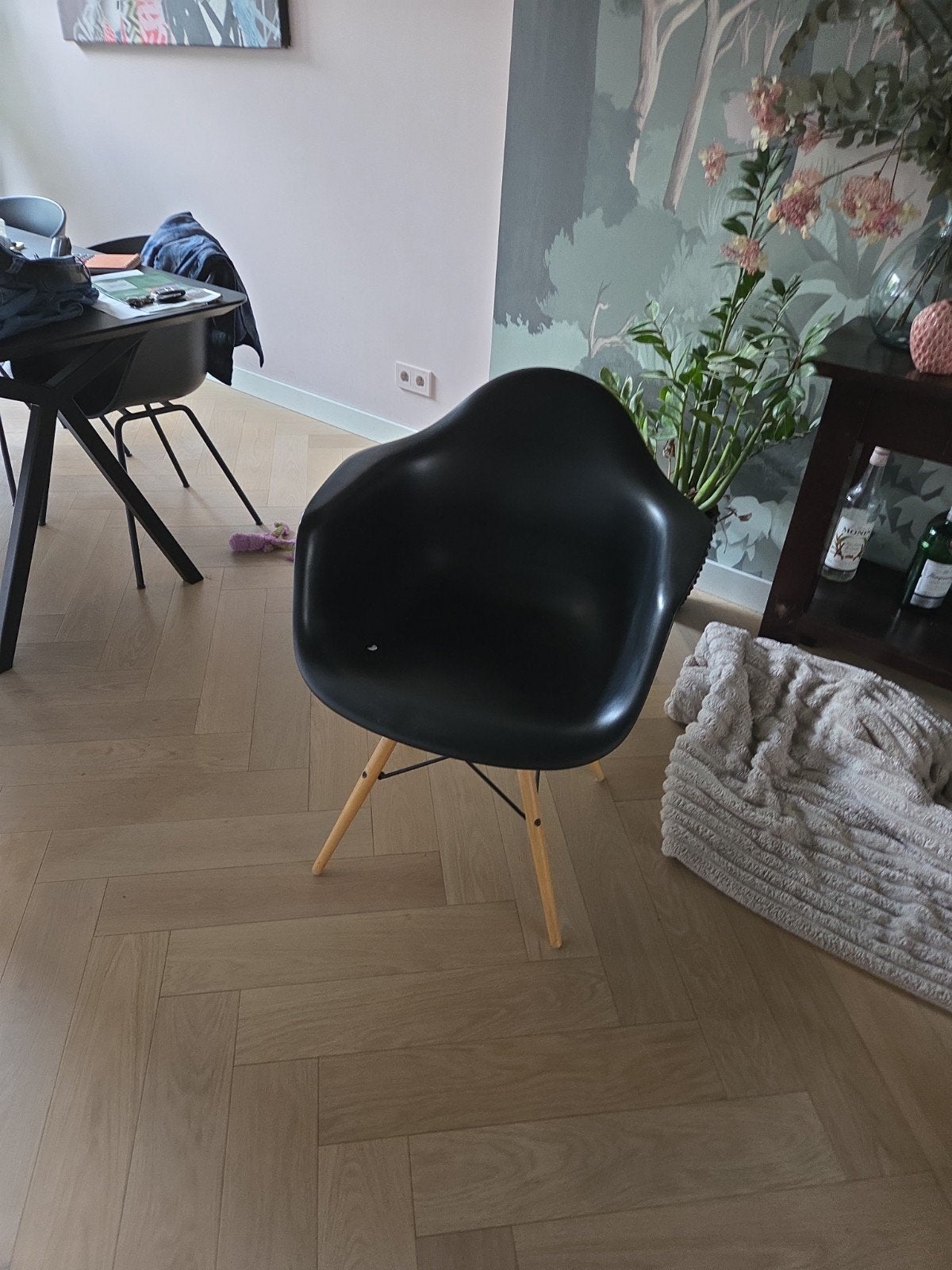 Eames (remake) kuipstoel met houten onderstel, Gebruikt, Zwart, Modern, Scandinavisch, Design, Eén