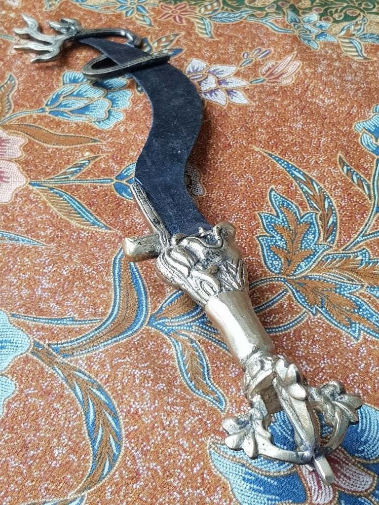 Mooi oud Oosters ceremonieel mes van brons en ijzer 36,6 cm., Ritueel object, Handgemaakt, Ophalen of Verzenden, Meerkleurig