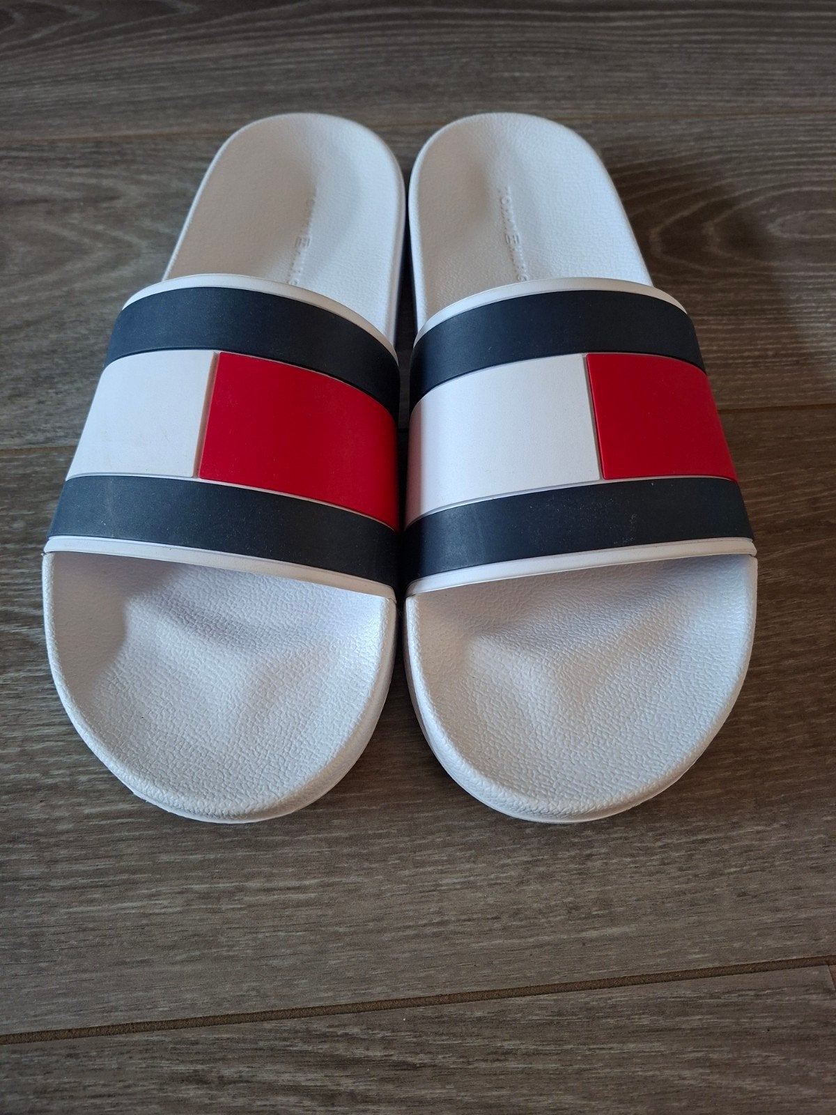 Tommy Hilfiger slippers wit met rood/blauw detail, Ophalen of Verzenden, Zo goed als nieuw, Wit