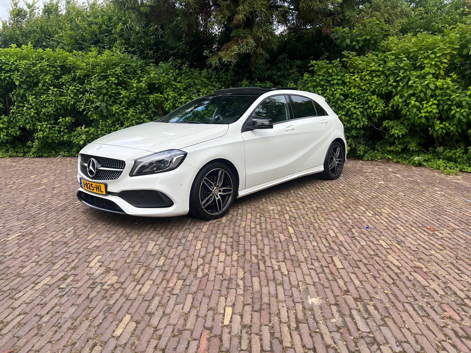Mercedes A220 4MATIC AMG | PANO | AUTOMAAT | 184PK | 92DKM, Auto's, Mercedes-Benz, Automaat, Euro 5, Zwart, Wit