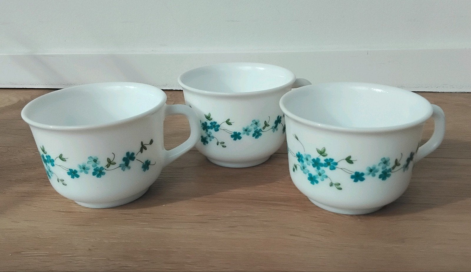 3 vintage Arcopal mokken/kommen Veronica, vergeetmenietjes, Ophalen of Verzenden, Overige stijlen, Kop(pen) en/of Schotel(s), Glas