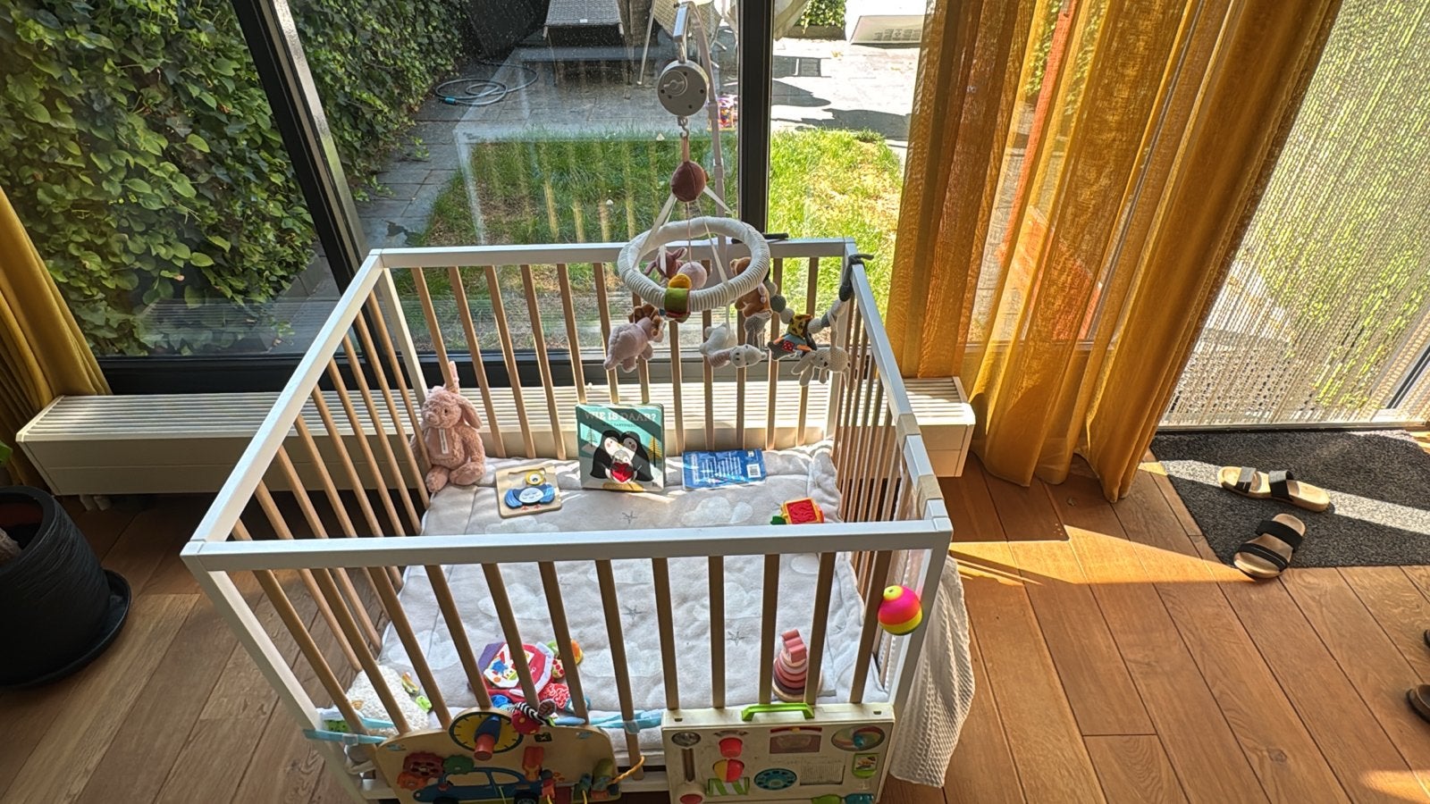 Mooie babybox (zonder het speelgoed en de muziekmobiel), Kinderen en Baby's, Ophalen, Zo goed als nieuw