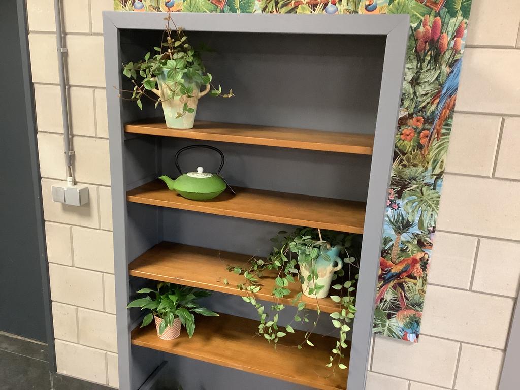 Houten boekenkast/ Decoratie kast. Neemt niet veel plaats in, Zo goed als nieuw, 150 tot 200 cm, 25 tot 50 cm, 50 tot 100 cm