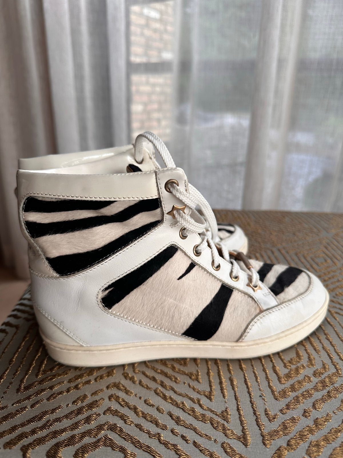 JIMMY CHOO zebra sneakers in zwart, wit en crème, maat 35, Kleding | Dames, Verzenden, Gedragen, Wit, Sneakers of Gympen