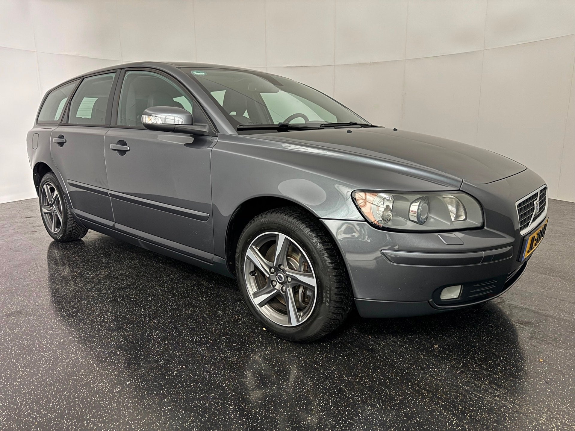 Volvo V50 2.5 T5 AWD Kinetic / YOUNGTIMER / Leder / Xenon, Auto's, Automaat, Gebruikt, Zwart, 700 kg