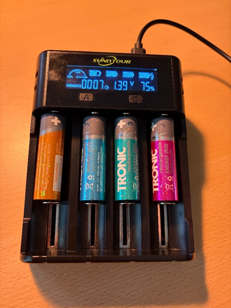 2x SunlyTour 4 batterij oplader, Ophalen of Verzenden, Zo goed als nieuw