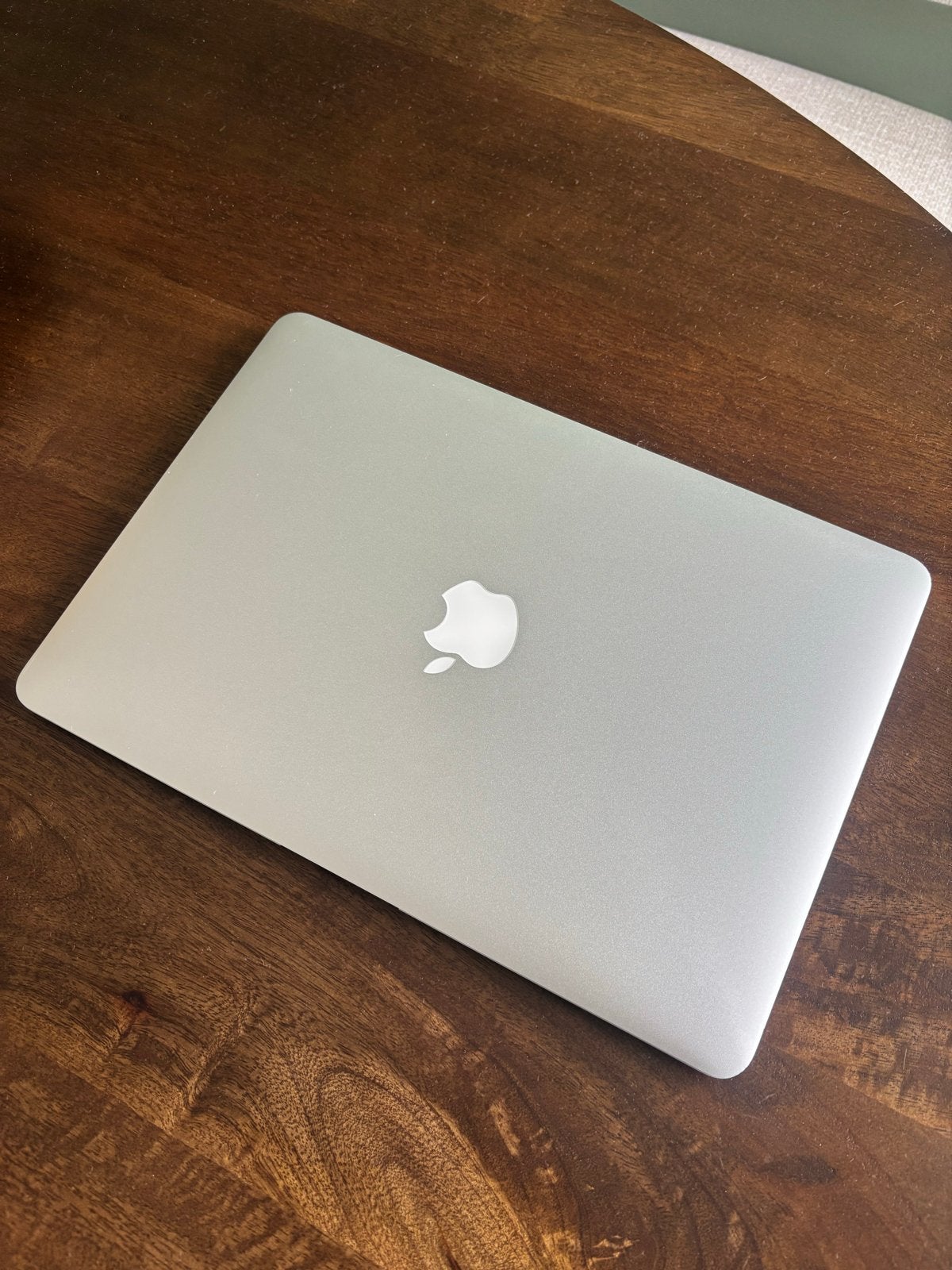 MacBook Air 13 inch (begin 2015) met hoes en lader, Computers en Software, Apple Macbooks, Gebruikt, 13 inch, Minder dan 2 Ghz