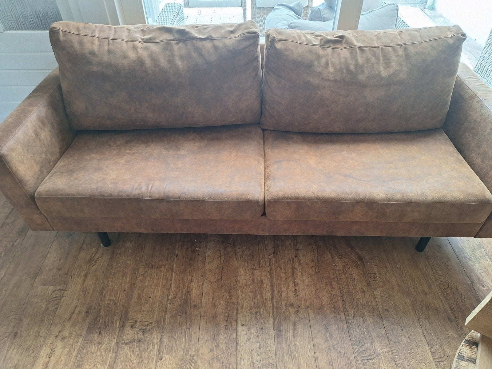 Comfortabele tweepersoonsbank in bruin kunstleer, Ophalen, Gebruikt, 150 tot 200 cm, Tweepersoons