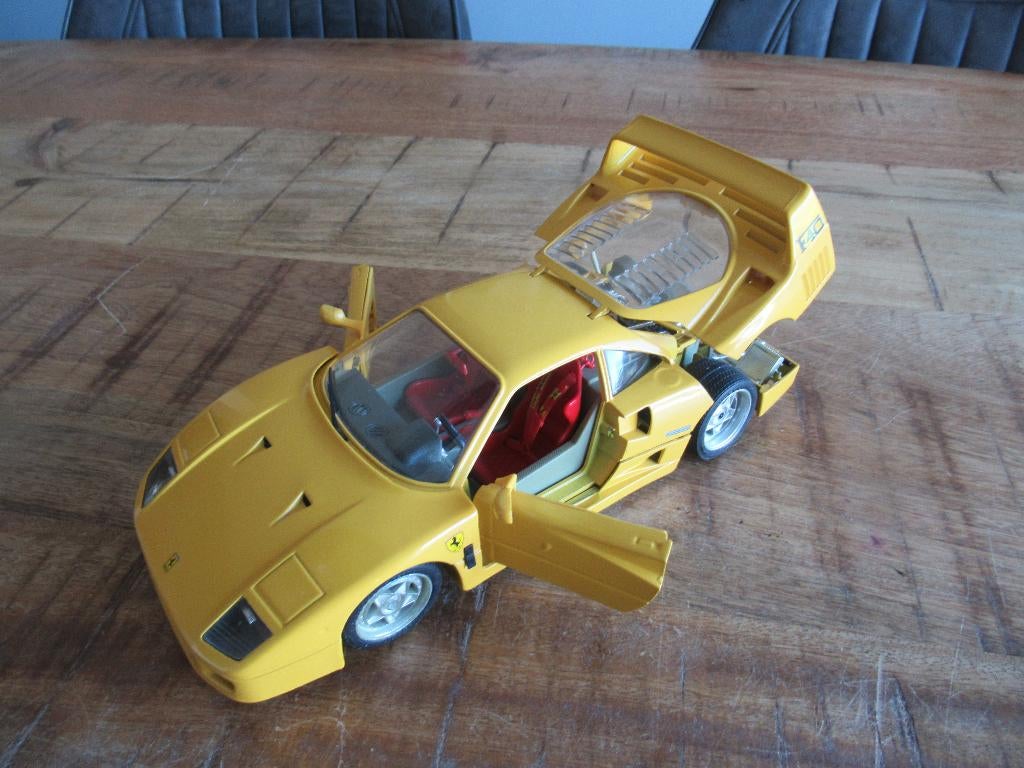 Burago Gele Ferrari F40 (1987) Die-Cast Model 1:18, Hobby en Vrije tijd, Modelauto's | 1:18, Ophalen of Verzenden, Zo goed als nieuw