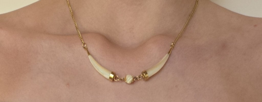 Ketting goudkleurig double tusk ontwerp uit 1975 parelmoer, Ophalen of Verzenden, Zo goed als nieuw, Goud, Overige materialen