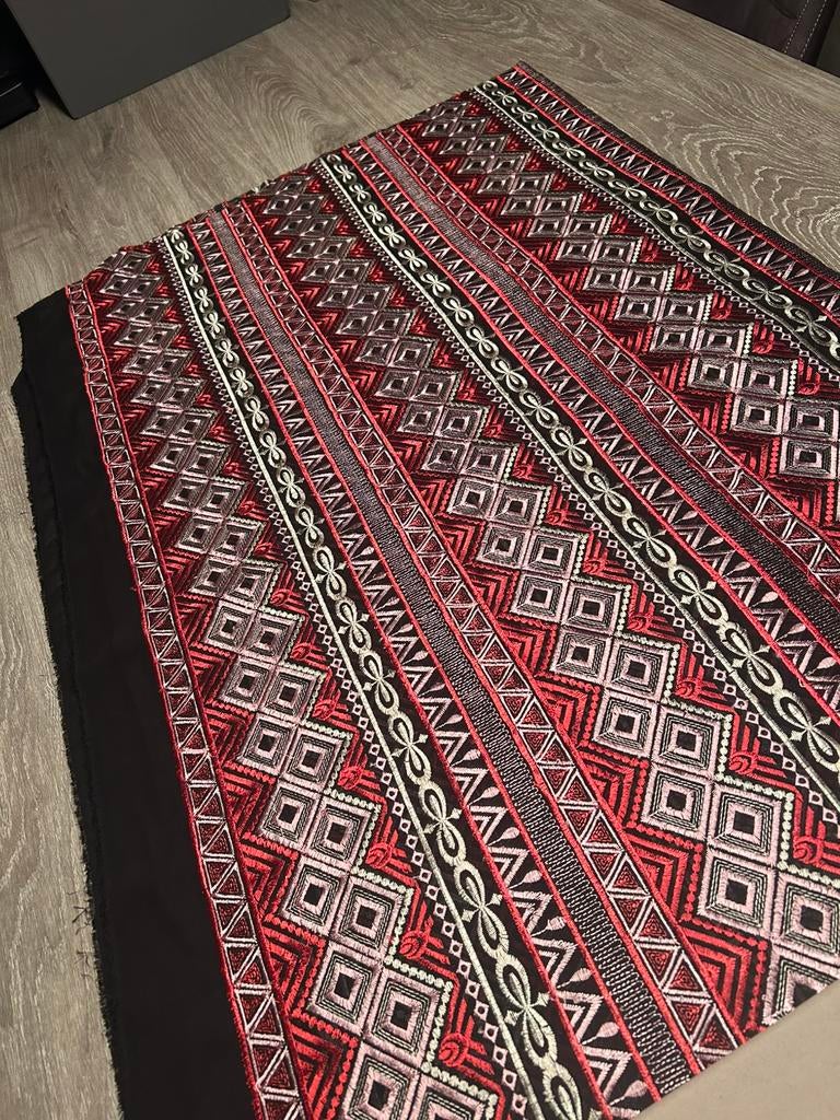 Restant stof loopgroep / 164 x 150 cm / rood - wit - zwart, 120 cm of meer, Ophalen of Verzenden, Zo goed als nieuw, Katoen