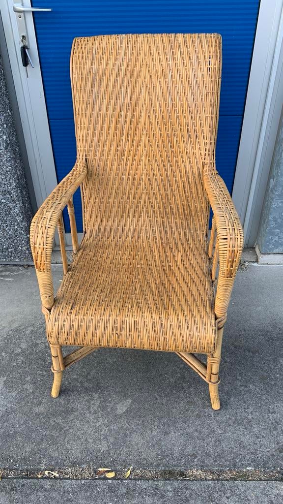 Gevlochten vintage Rotan stoel met armleuningen,, Huis en Inrichting, Stoelen, Gebruikt, Eén, Riet of Rotan, Bruin, Ophalen