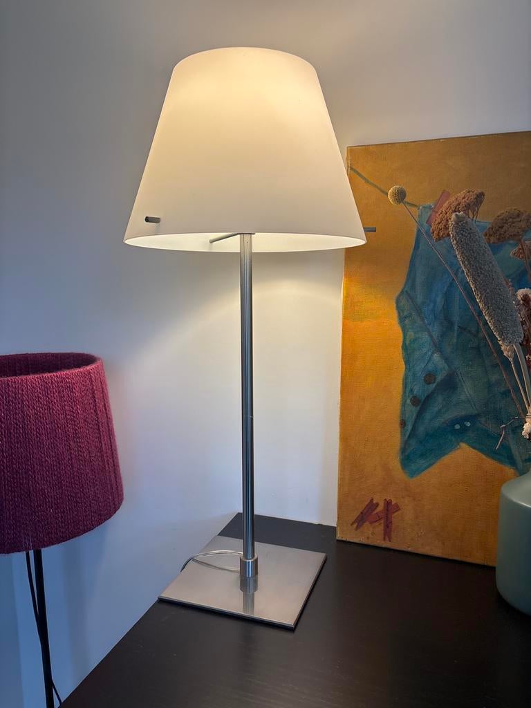Tafellamp met witte kap en metalen voet, Ophalen, Zo goed als nieuw, Metaal, 50 tot 75 cm