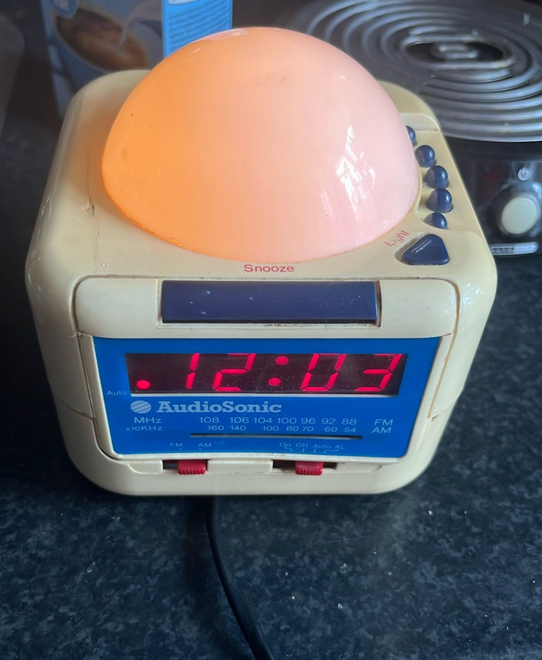 Vintage AudioSonic Klokradio met Koepelvormige Lampje, Ophalen of Verzenden, Gebruikt, Radio