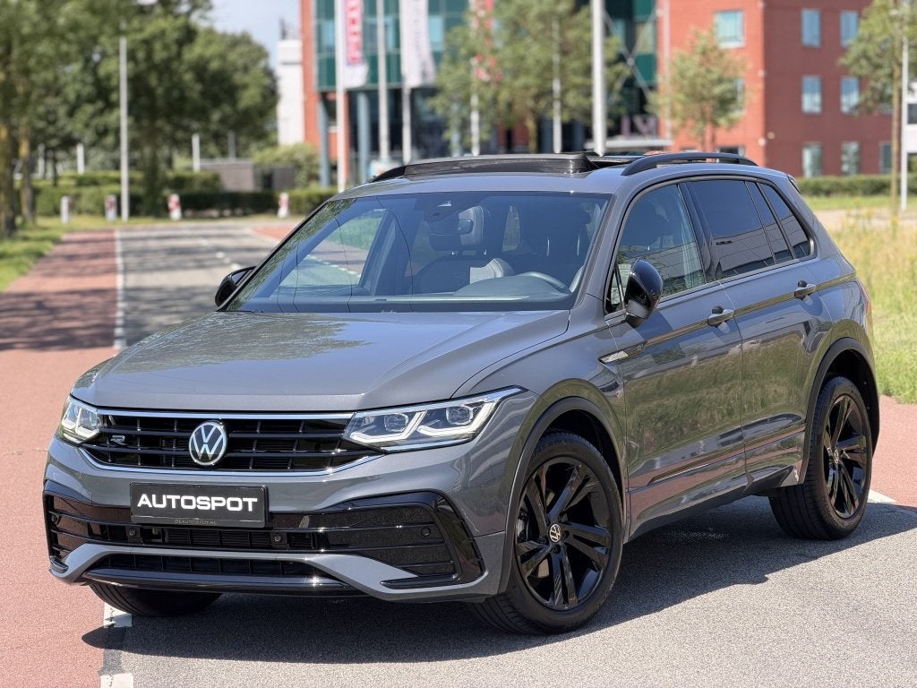 Volkswagen Tiguan R-Line 1.5 TSI Pano IQ Light ACC Trekhaak, Automaat, 4 cilinders, LED verlichting, Leder en Stof