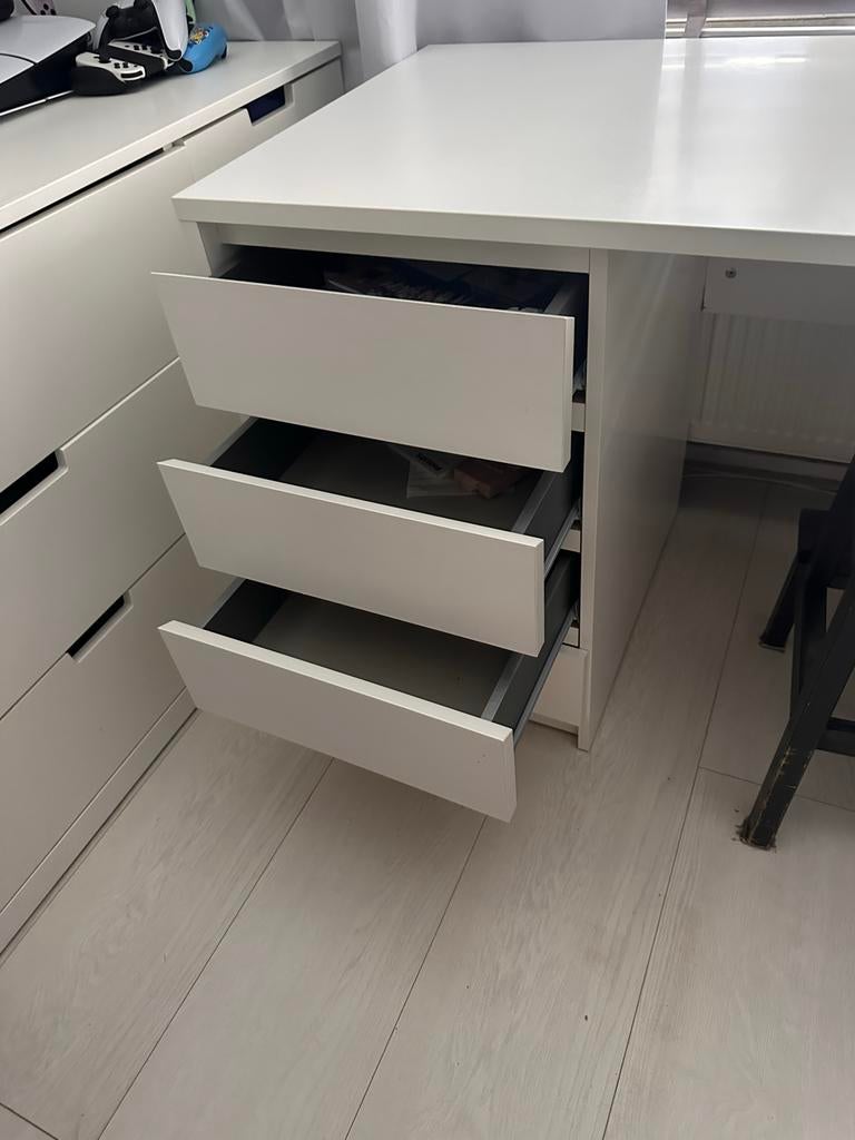 Bureau van Jysk - met bureaustoel, Ophalen, Met lades, Spaanplaat of MDF, Zo goed als nieuw