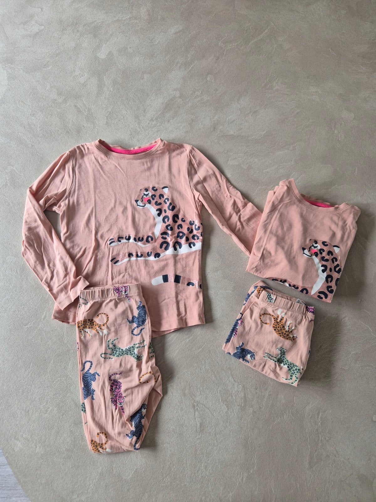 2x Hema pyjama nachtkleding panther roze glitter mt 110/116, Ophalen of Verzenden, Zo goed als nieuw, Meisje, Nacht- of Onderkleding