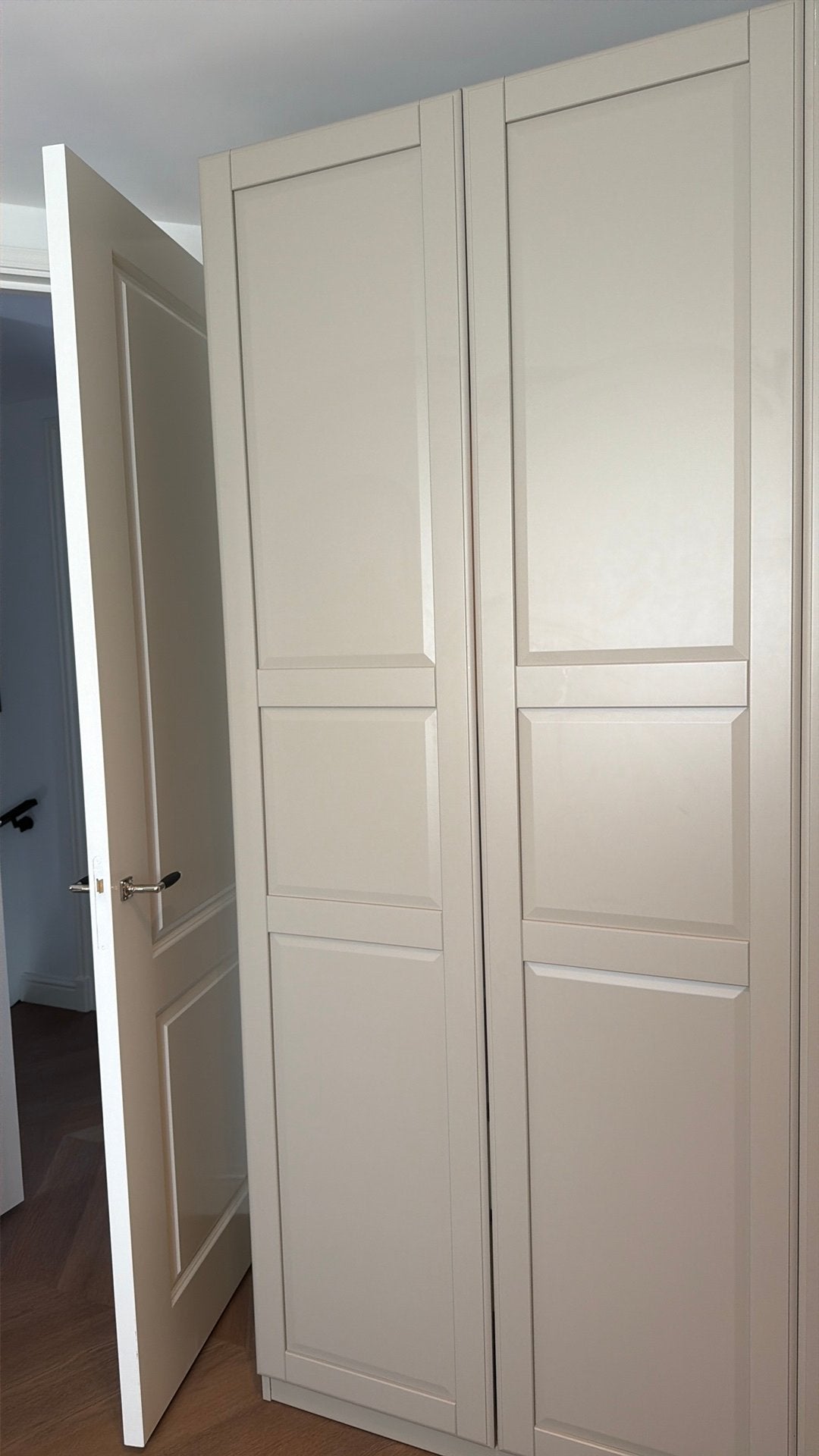 Ikea beige kast met inrichting en met licht, 200 cm of meer, Glas, 50 tot 75 cm, 50 tot 100 cm
