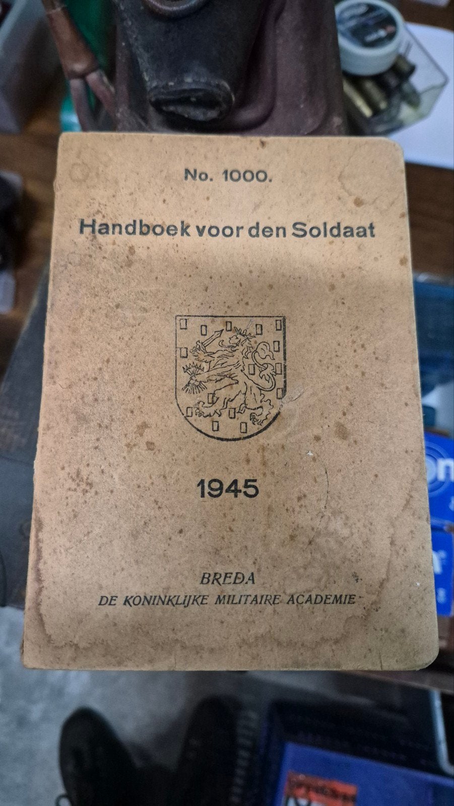 Bijzonder Handboek Militair uit 1945  incl inlegvel Brengun, Ophalen of Verzenden, Landmacht, Nederland, Boek of Tijdschrift