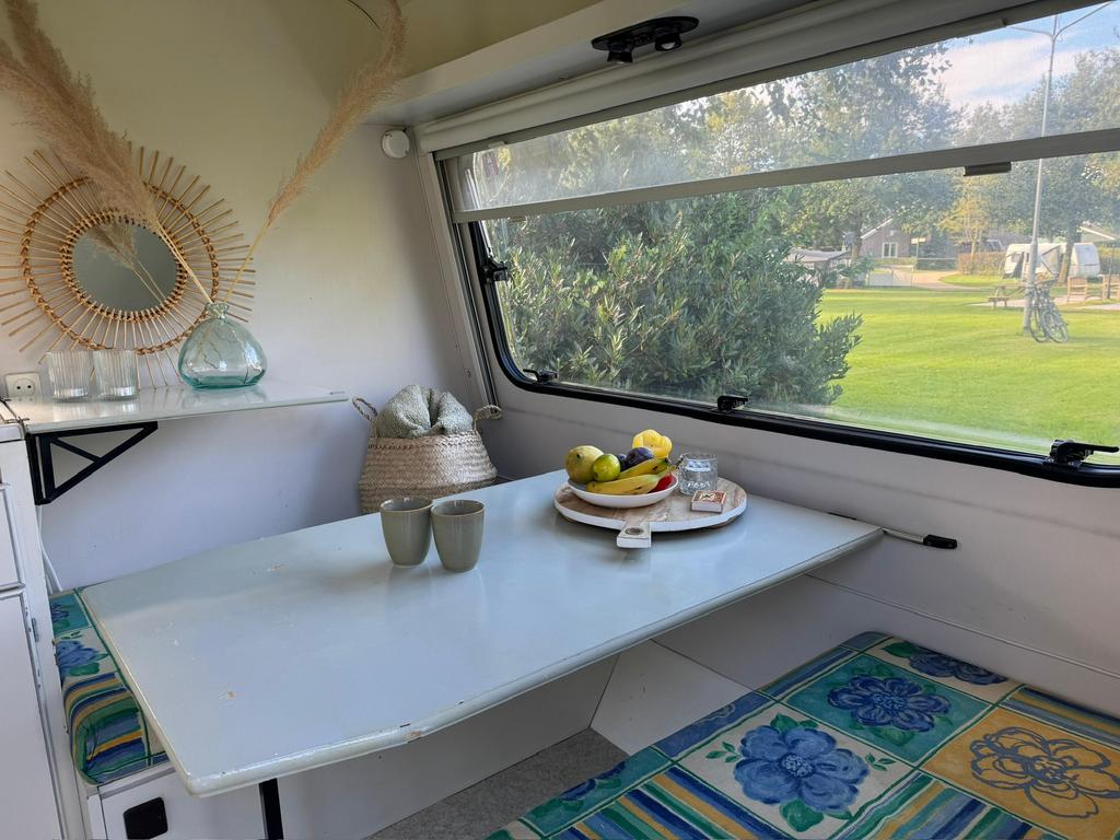 Adria caravan 595 kg - B-rijbewijs - nieuwe banden (2025), Caravans en Kamperen, Vast bed, Koelkast, Treinzit, Particulier