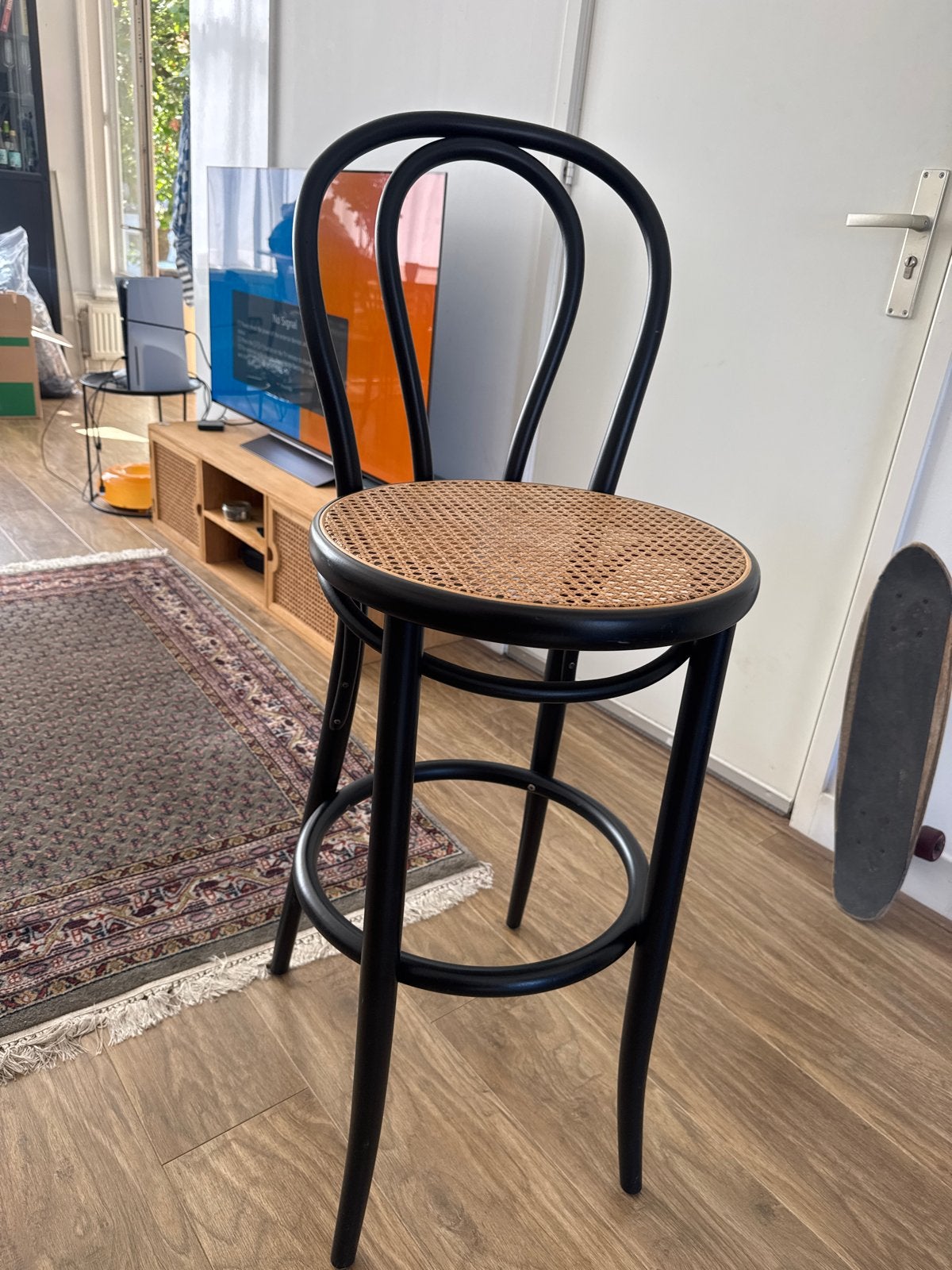 Set van 2 Thonet stijl barkrukken met rotan zitting, Huis en Inrichting, Barkrukken, Ophalen, Met voetsteun, Zo goed als nieuw
