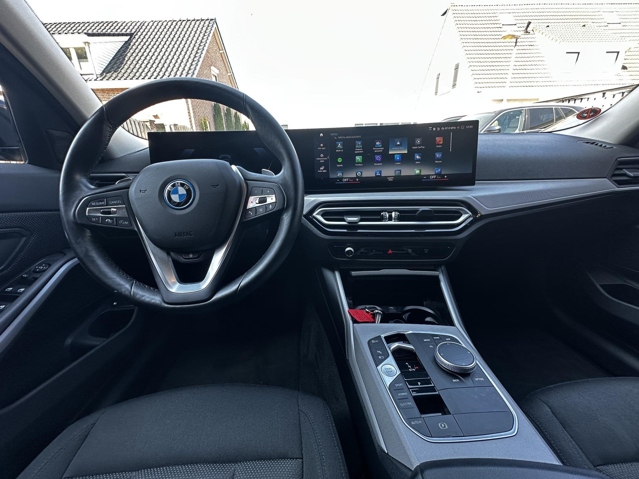 BMW 3-serie Touring 330e Shadow Line SOH 96,4%, 4 cilinders, Zwart, Hybride Elektrisch/Benzine, 71 km/l