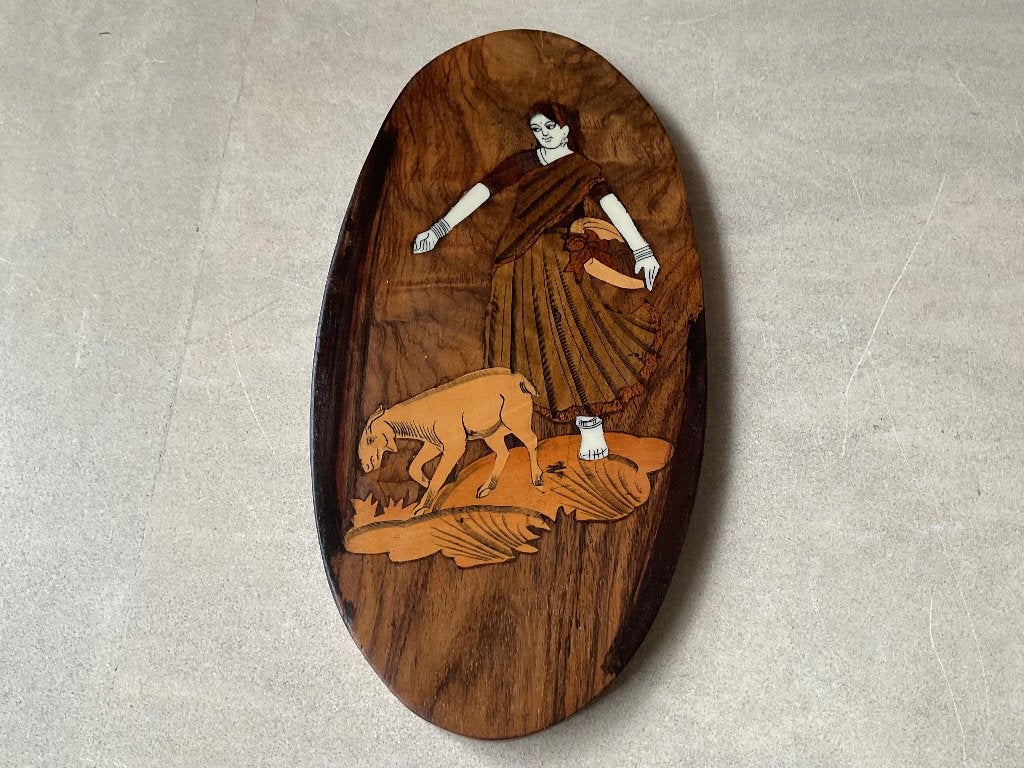 Vintage wandplaquette ingelegd hout vrouw met geit uit India, Hout, Verzenden, India, Handgemaakt