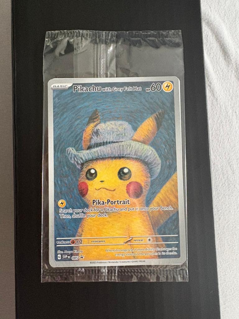 Pikachu van Gogh grey felt hat (sealed), Hobby en Vrije tijd, Verzamelkaartspellen | Pokémon, Ophalen, Nieuw