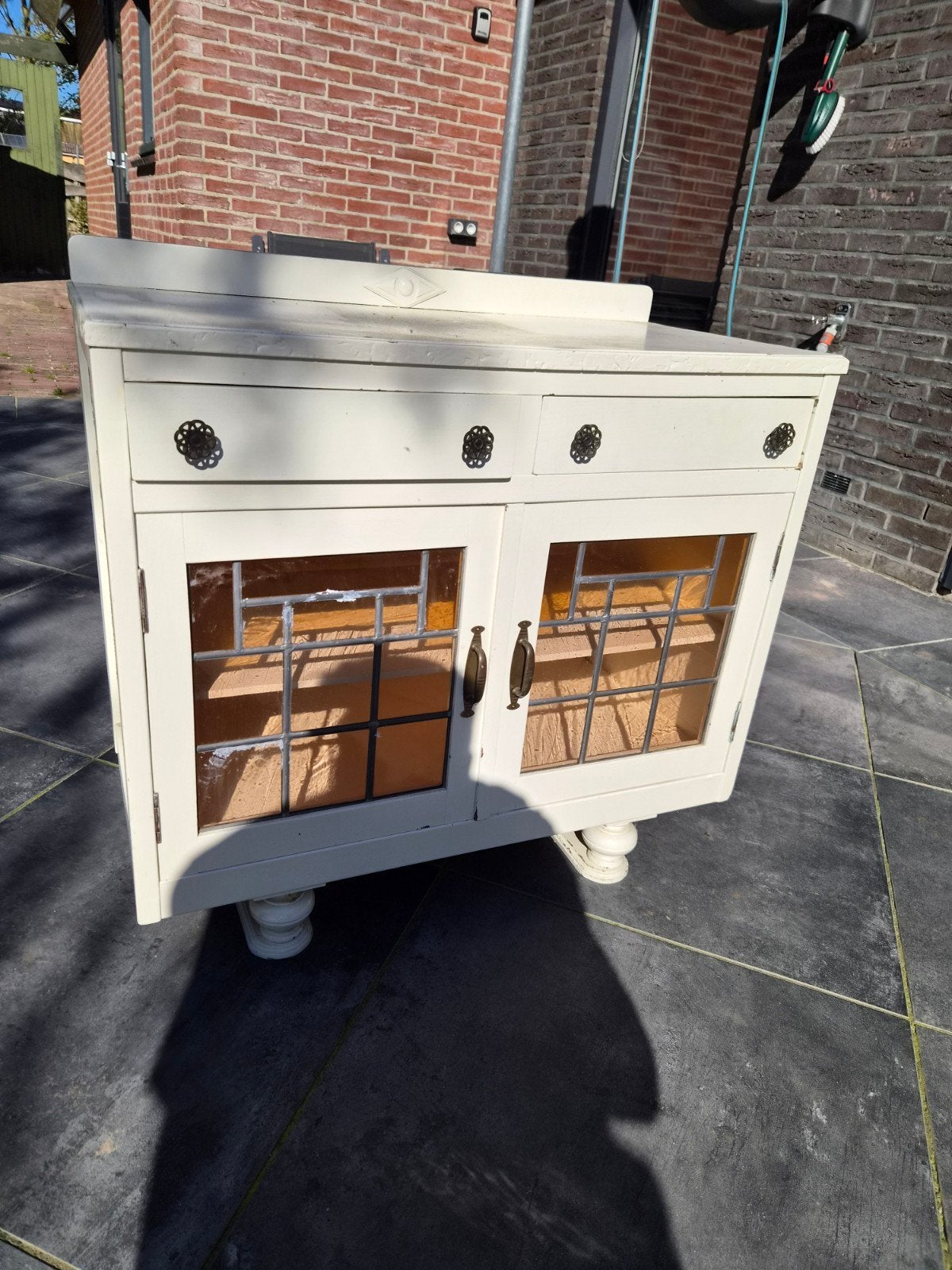 Vintage wit kastje met glas-in-lood deurtjes, Ophalen