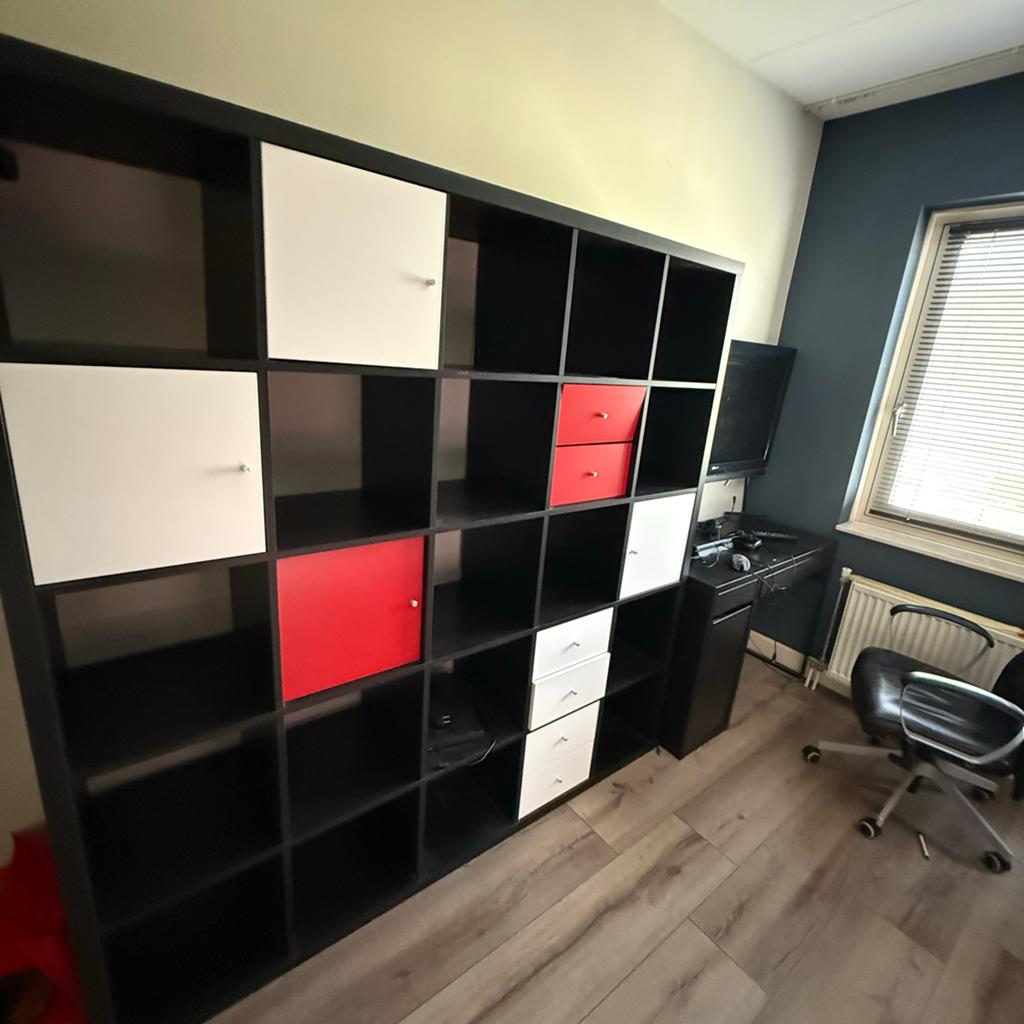 IKEA Kallax kast 5x5 met deuren en lades - Zwart/Wit/Rood, Ophalen of Verzenden, Zo goed als nieuw