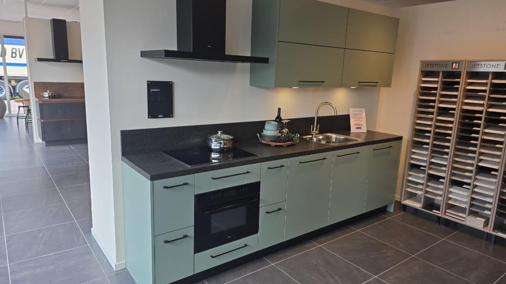 Showroomkeuken Keller aanbieding nu 4900,=, Huis en Inrichting, Keuken | Complete keukens, Nieuw, Enkelwandige keuken, Groen, Graniet of Steen