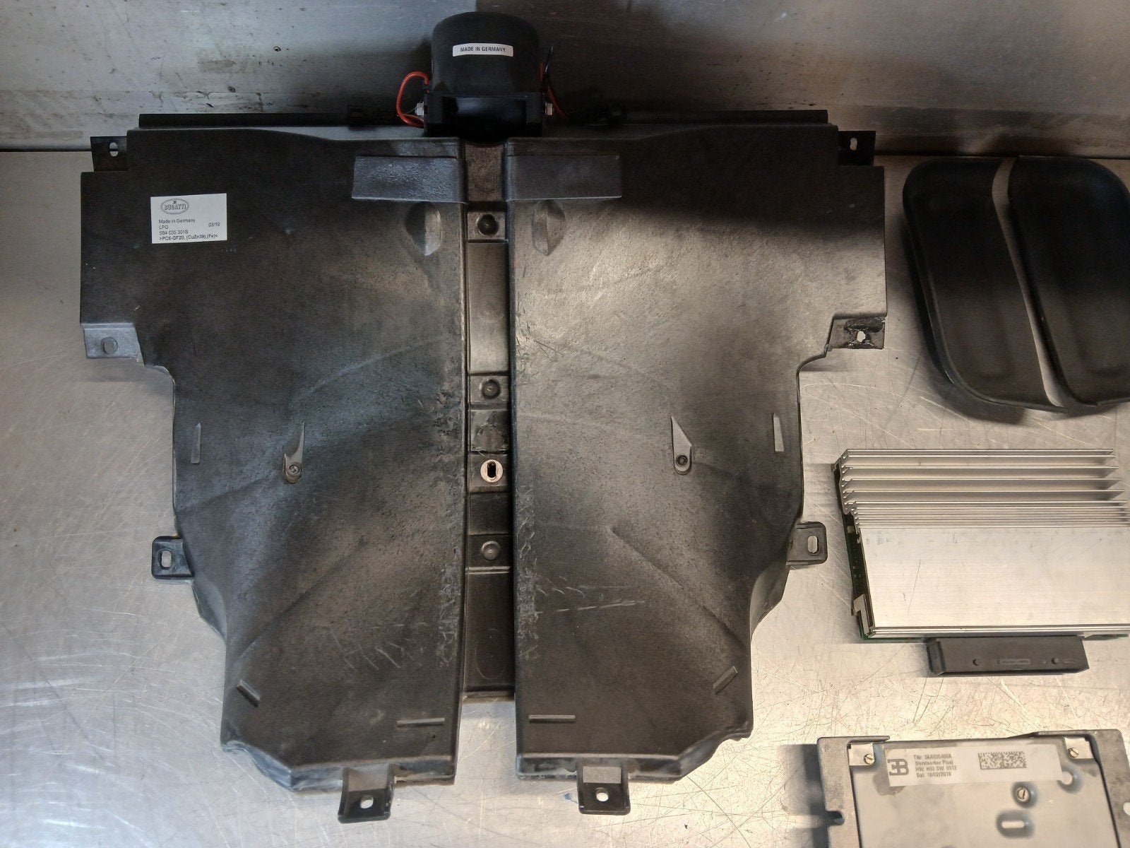 BUGATTI CHIRON AUDIO SYSTEM SUBWOOFER 5b4035301b 5b4035454, Gebruikt, Ophalen of Verzenden, Overige automerken