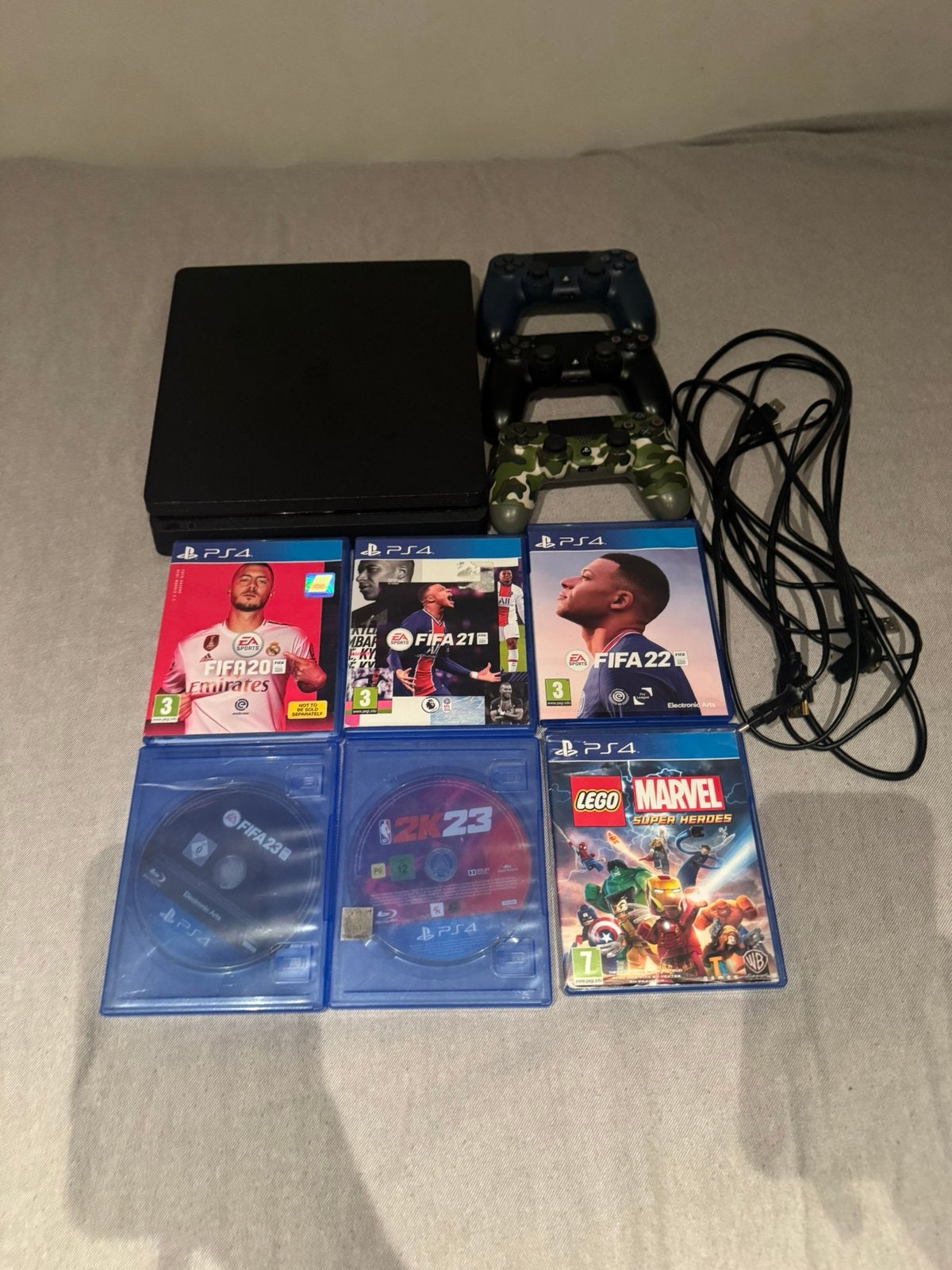 PS4 + 6 games (FIFA 20-23,NBA 2K23,LEGO Marvel)+3controllers, Spelcomputers en Games, Ophalen, Zo goed als nieuw, Met 2 controllers