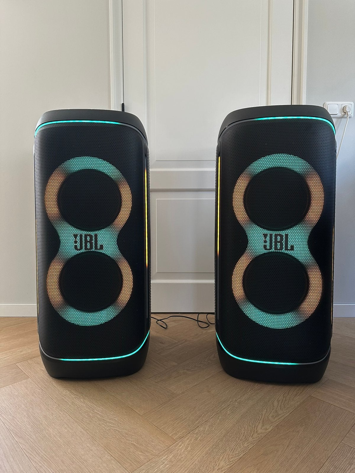Te huur: JBL Partybox 720 + JBL Easysing Microfoon, Ophalen, 150 watt of meer, Party speaker, JBL