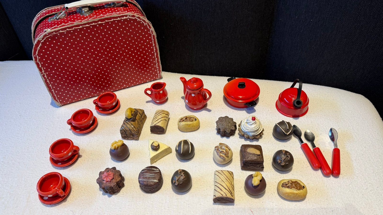 Speelgoed theeserviesje met gebakjes in koffertje, Ophalen of Verzenden, Zo goed als nieuw, Jongen of Meisje