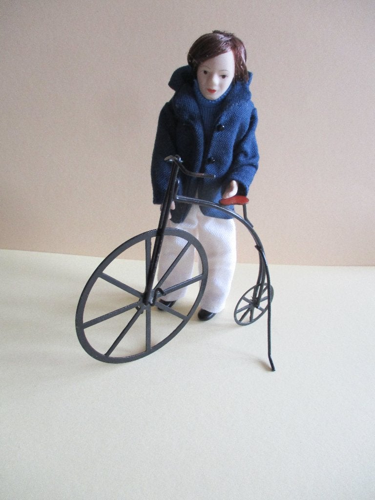 poppenhuis leuke oude fiets popje 1:12  komt niet mee., Ophalen of Verzenden, Zo goed als nieuw, Decoratie