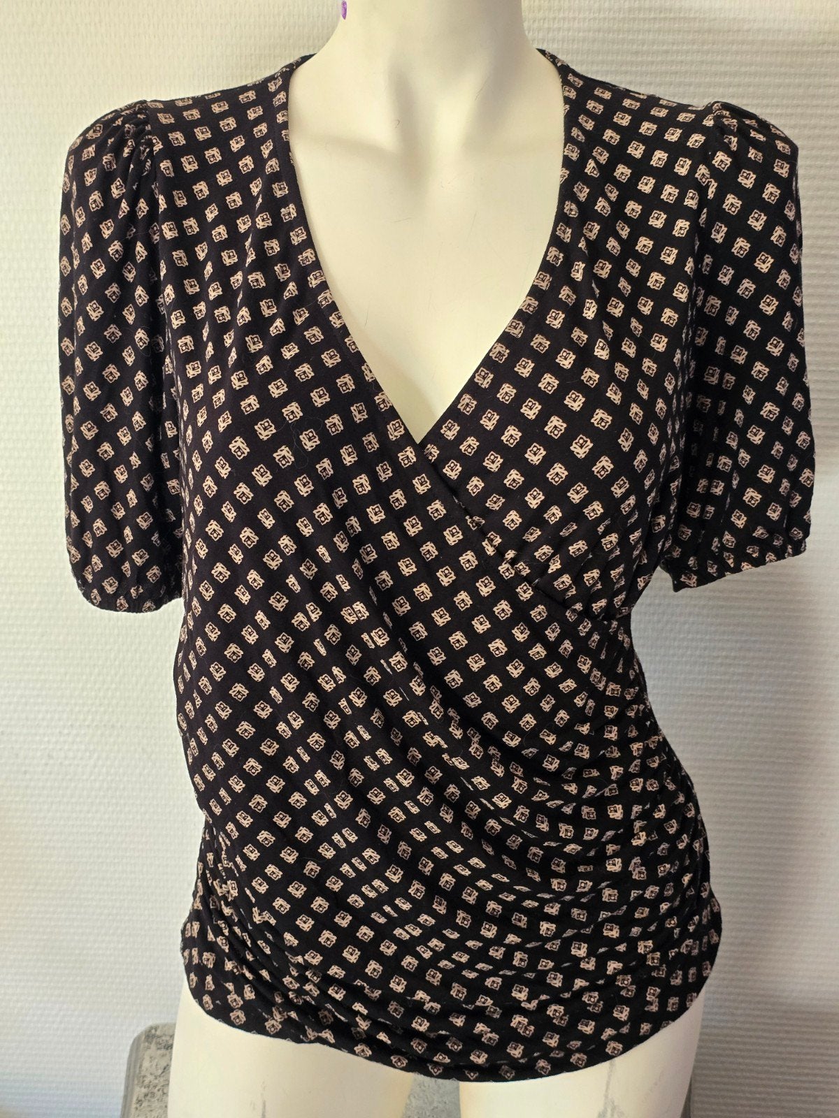 Indiska T-shirt met overslag Maat M, Kleding | Dames, Maat 38/40 (M), Indiska, Zwart, Ophalen of Verzenden