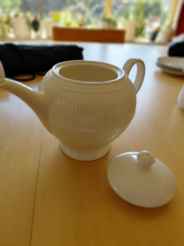 Wedgewood creme theepot. Diameter 15 cm., Huis en Inrichting, Keuken | Servies, Overige typen, Ophalen of Verzenden, Zo goed als nieuw