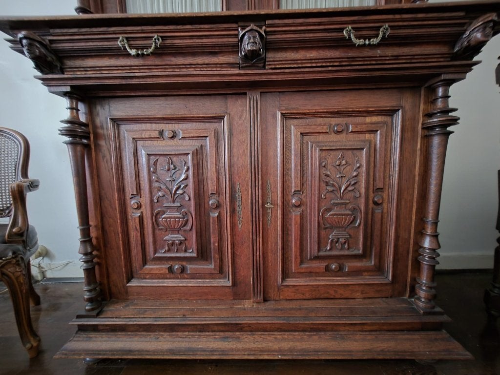 Antiek kast en tafel met stoelen, Ophalen