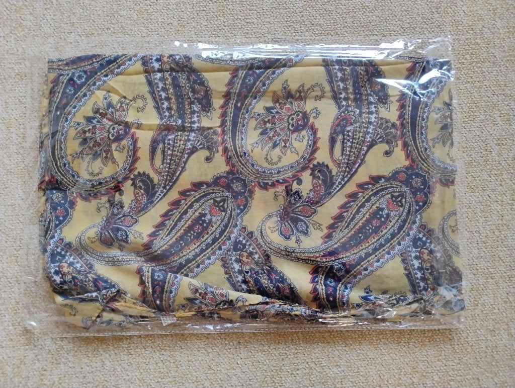 Nieuwe sjaal met blauw/geel oosters motief viscose, katoen, Ophalen of Verzenden, Nieuw, Maat 38/40 (M), Sjaal