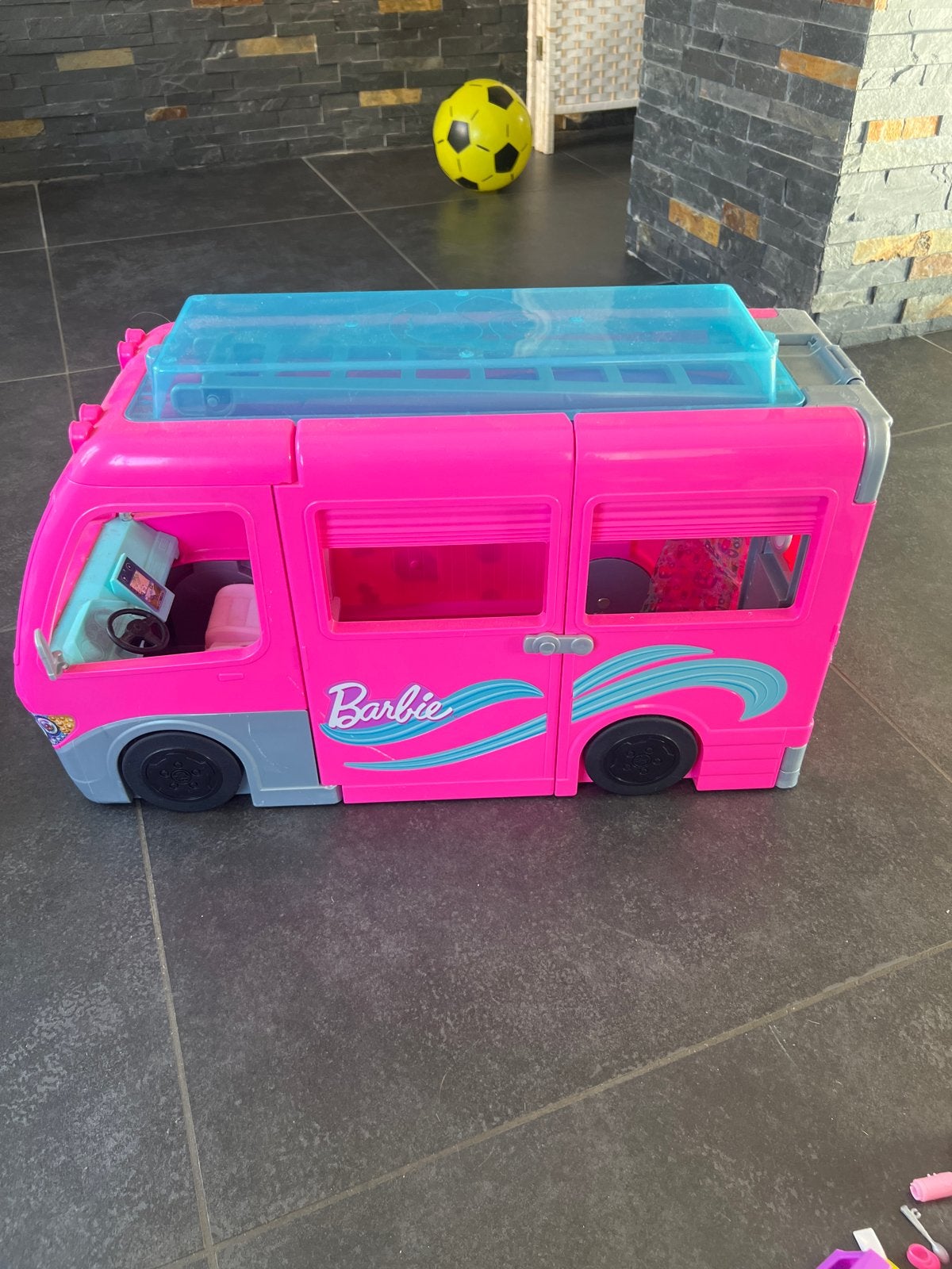 Barbie camper roze met accessoires, Kinderen en Baby's, Ophalen, Zo goed als nieuw