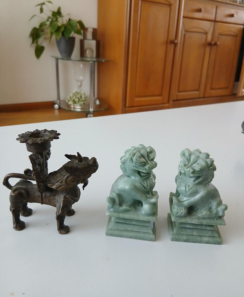 2x chinees speksteen? beeldje en bronzen? kandelaar foo dog, Antiek en Kunst, Kunst | Niet-Westerse kunst, Ophalen of Verzenden