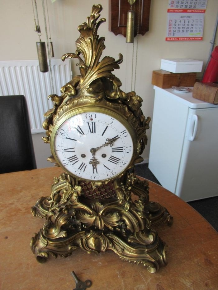 Oer 10975 grote ANTIEKE 19e eeuwse zware bronzen barok klok, Ophalen
