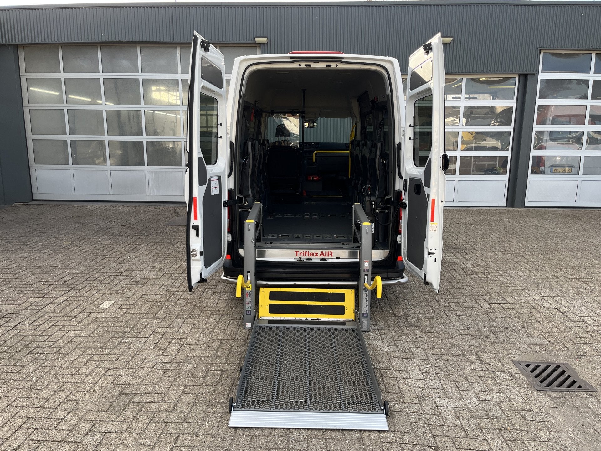 Volkswagen Crafter 2.0 TDI 140pk Personenvervoer Taxi Rolsto, Auto's, Stof, Gebruikt, 3000 kg, Wit