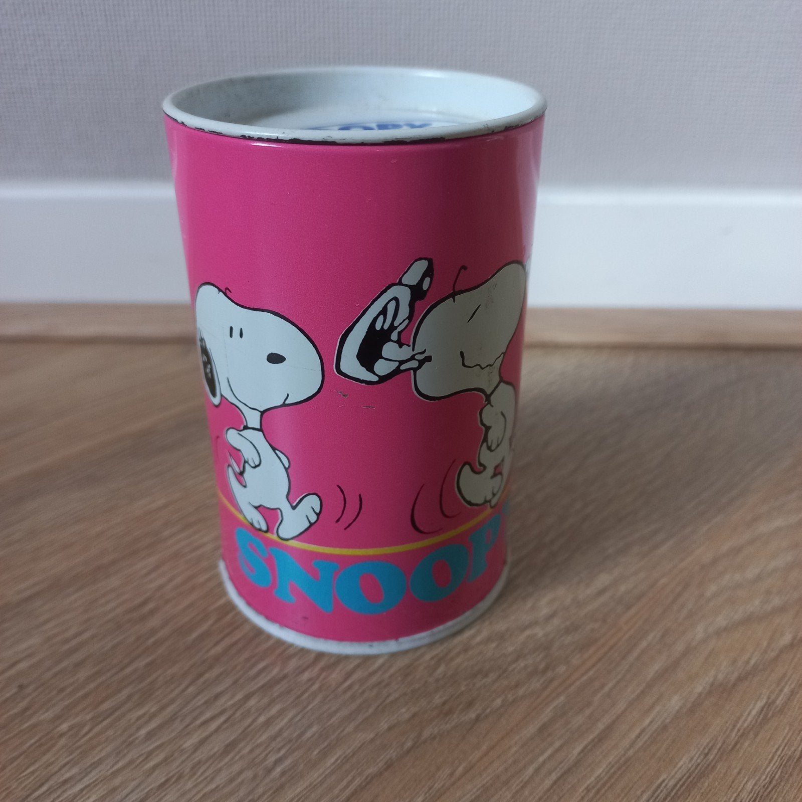Vintage Snoopy Bank Spaarpot - Roze Metaal, Verzamelen, Ophalen of Verzenden, Gebruikt, Metaal of Blik, Strip- of Tekenfilmfiguur