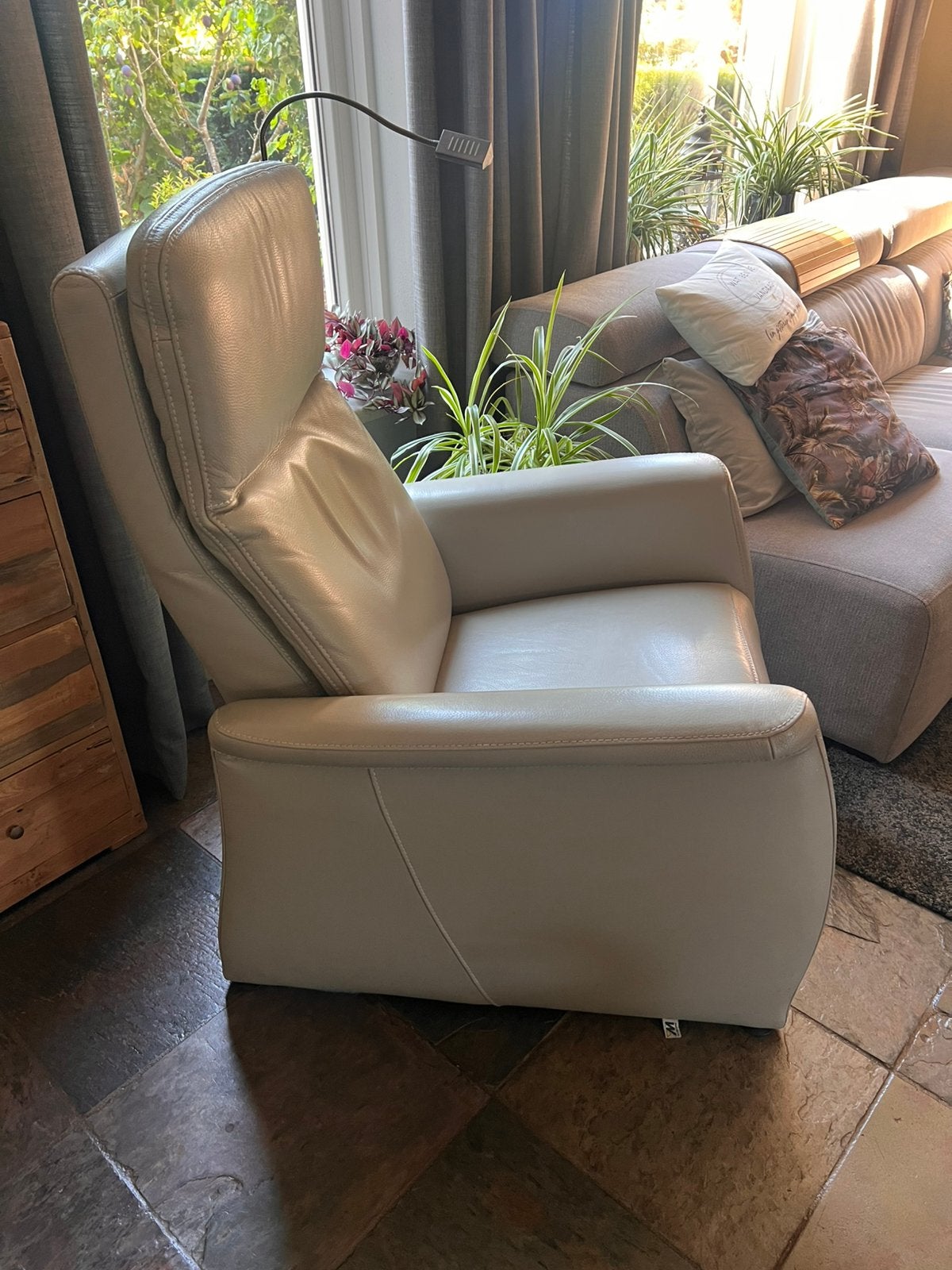 Heerlijke nette relaxfauteuil licht grijs leer, Ophalen, Eenpersoons, Zo goed als nieuw, Minder dan 150 cm