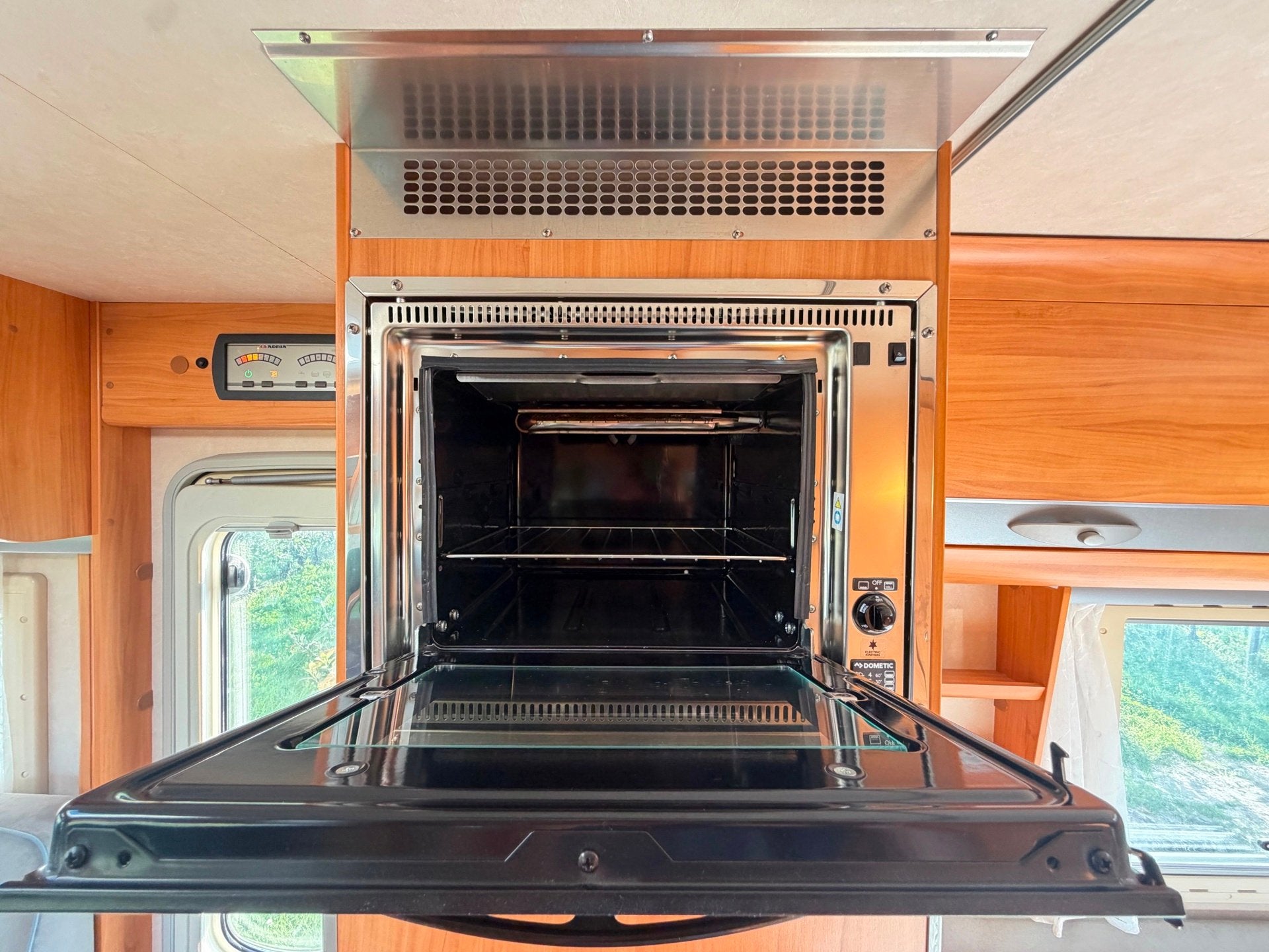 Foto 12 van Adria Coral S 680 ST LUCHTVERING / AIRCO / OYSTER SCHOTEL +