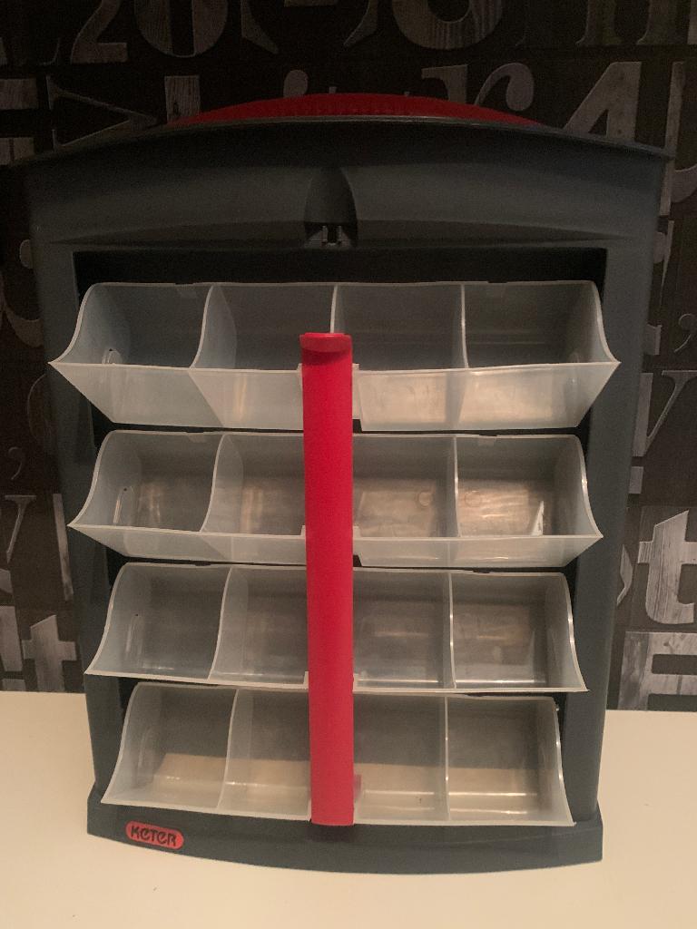 Keter opbergkastje met 16 uitschuifbare bakjes., Ophalen, Zo goed als nieuw